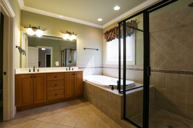 Building Photo - Gorgeous Three Bedroom Home!