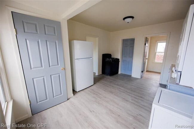 Building Photo - 8242 Maxwell Ave