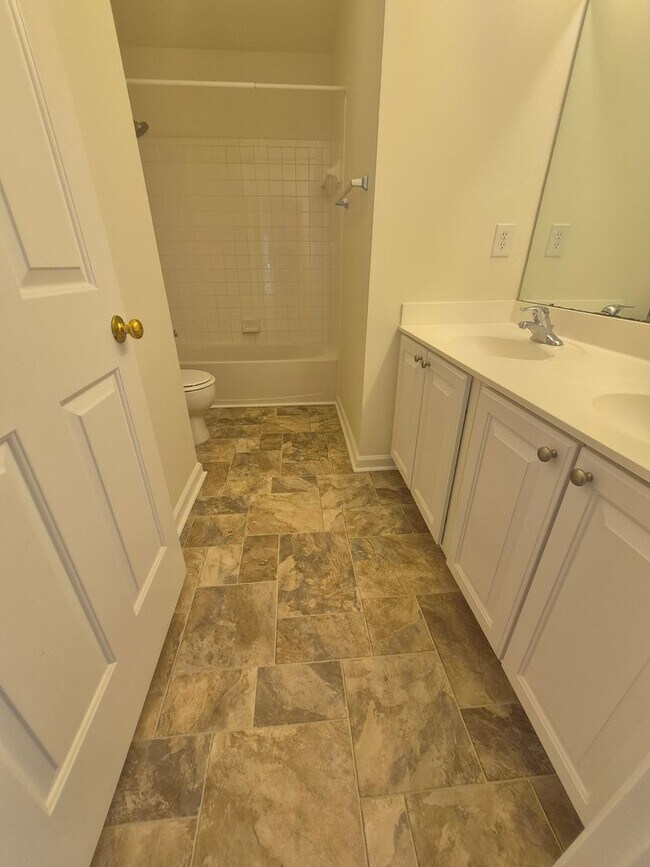 Building Photo - 5207 Linden Dr