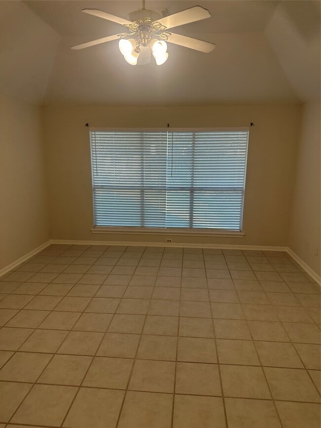 Building Photo - 15915 Clear Pointe Dr