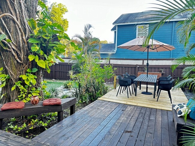 Deck - 117 W Flora St