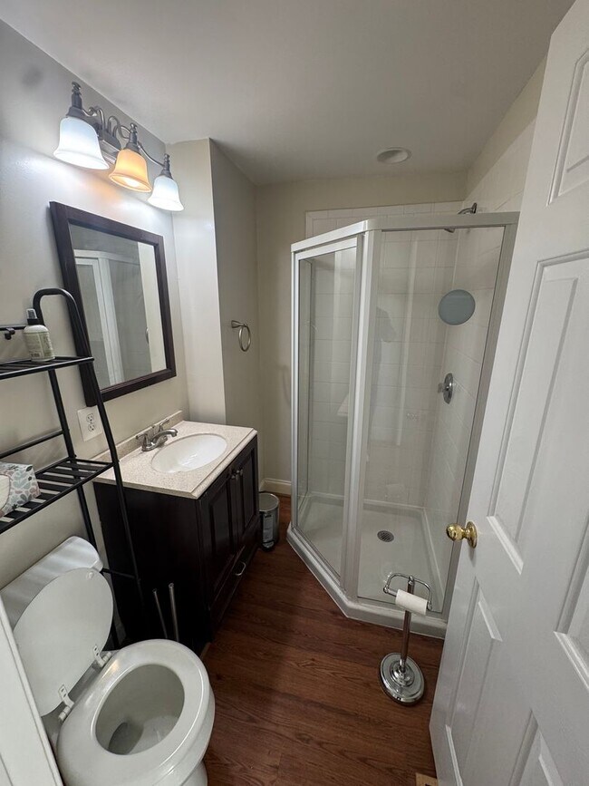 Building Photo - Spacious 4 Bed / 3 Bath Townhome in the He...