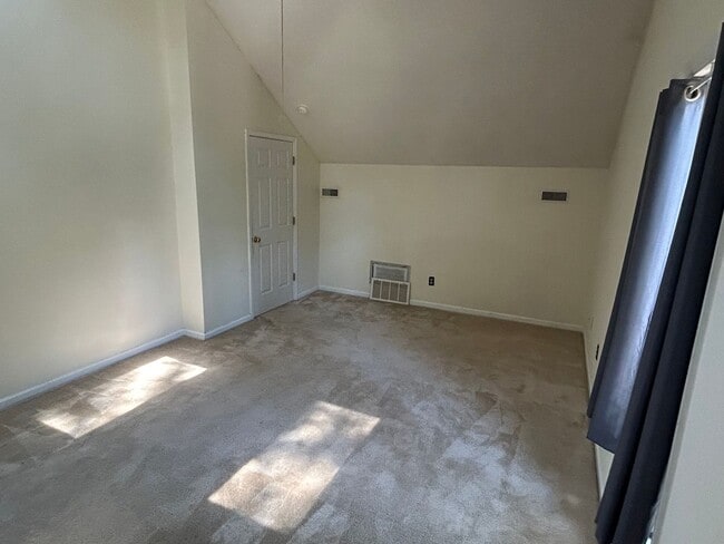 Building Photo - 4 Bed | 2 Bath Townhouse near NCSU - MOVE ...