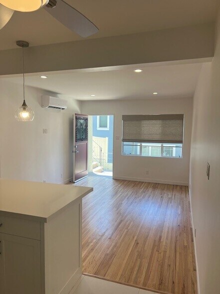 Building Photo - 1014 1/2 Hyperion Ave