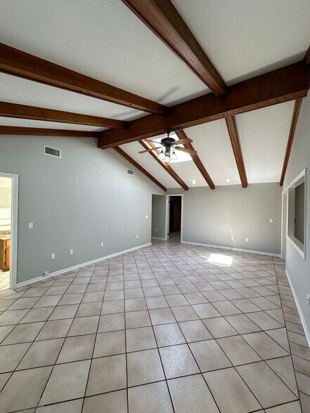 Building Photo - 9856 La Rosa Dr