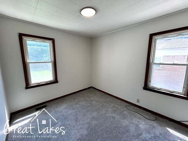 Building Photo - Cozy 2 Bedroom 1 Bathroom now available fo...