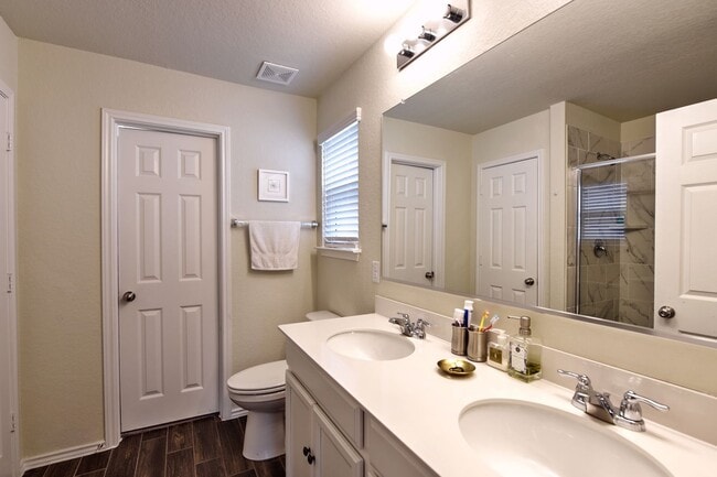 Building Photo - Great home  |  Boerne / Fair Oaks area  |  4 beds  |  2.5 baths  |  2440 sqft  |  Boerne ISD