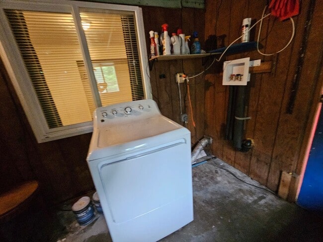 Building Photo - 2 bedroom with fully fenced yard in bremer...