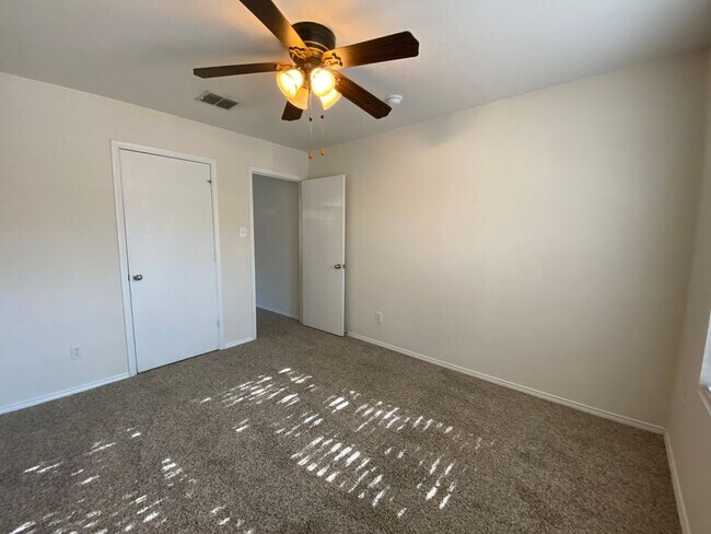 Building Photo - 8027 Ashwood Pointe