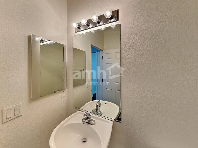 Building Photo - 782 E Christopher St