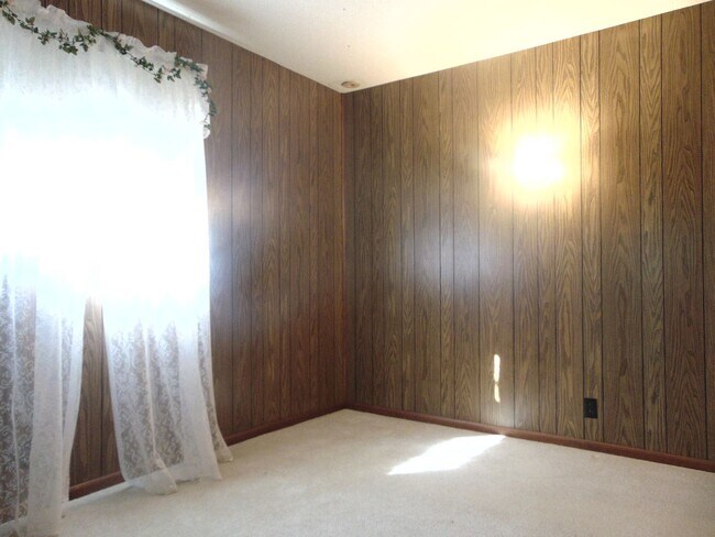 Building Photo - Fayette Family Farm House!