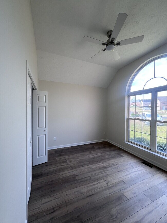 Building Photo - Stunning Move-In Ready Home in Hendersonville – Minutes from Old Hickory Lake!