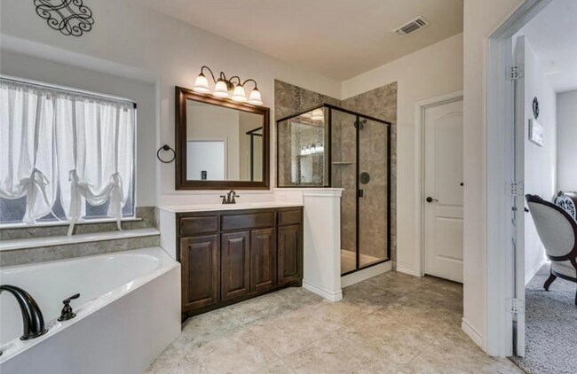 Building Photo - 404 S Hill Dr