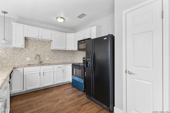 Building Photo - Charming Home Awaits: Spacious & Modern Living in a Prime Location