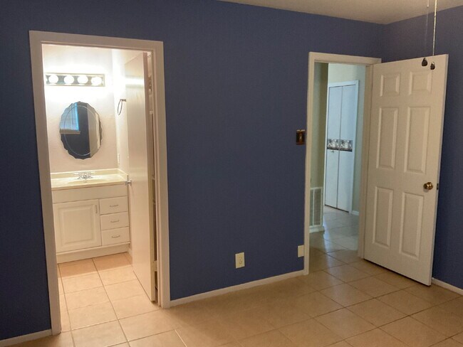 Building Photo - Three Bed/Two Bath with Personality and Charm