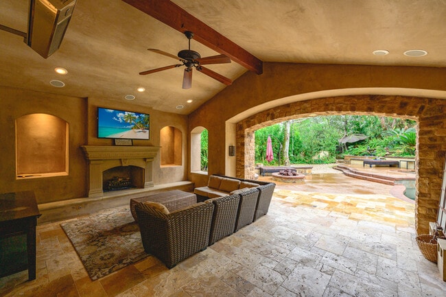 Building Photo - Elegant 5BR Furnished Estate with Pool & G...