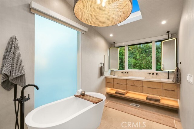 Building Photo - 592 Bluebird Canyon Dr