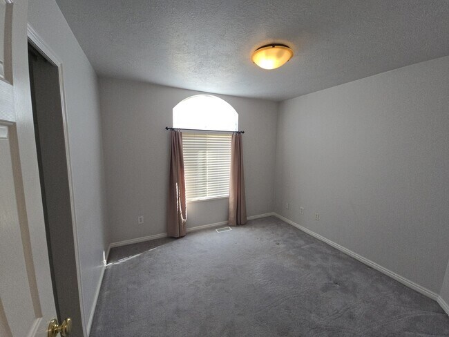 Building Photo - 1361 N 325 E