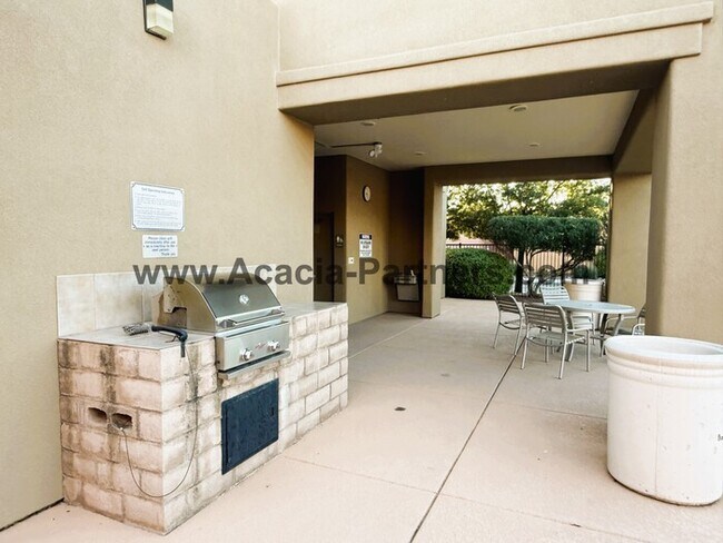 Building Photo - Three bedroom home in Barrio Central