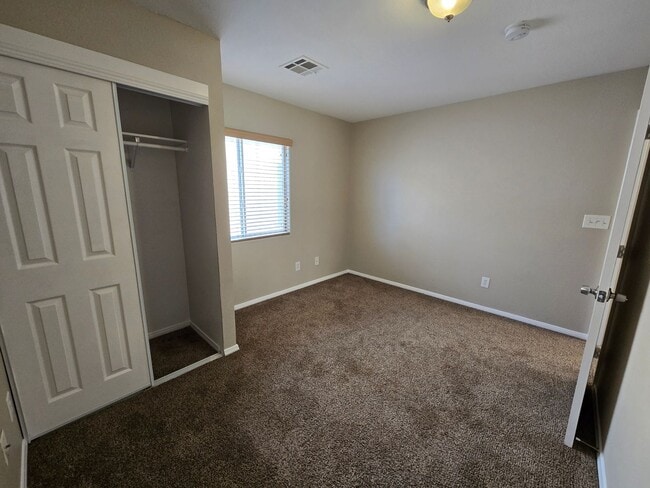 Building Photo - A Stunning 3 Bedroom Home in Henderson