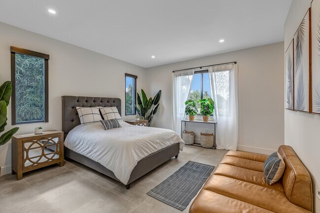 Building Photo - 704 SW 7th St