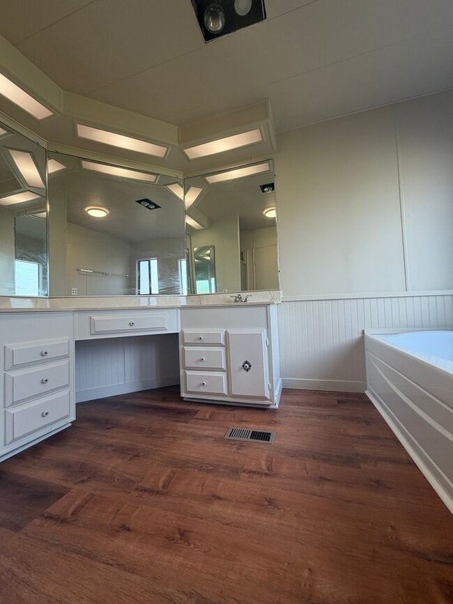 Building Photo - 3 Bedroom, 2.5 Bath - Three Bay garage