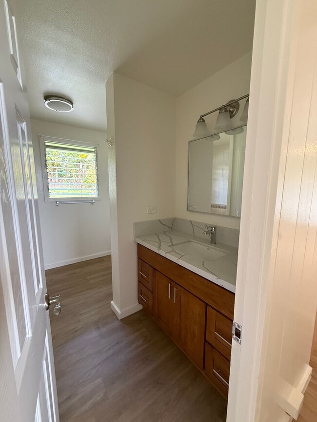 Building Photo - 3BD/2BA with extra living space new Kitche...