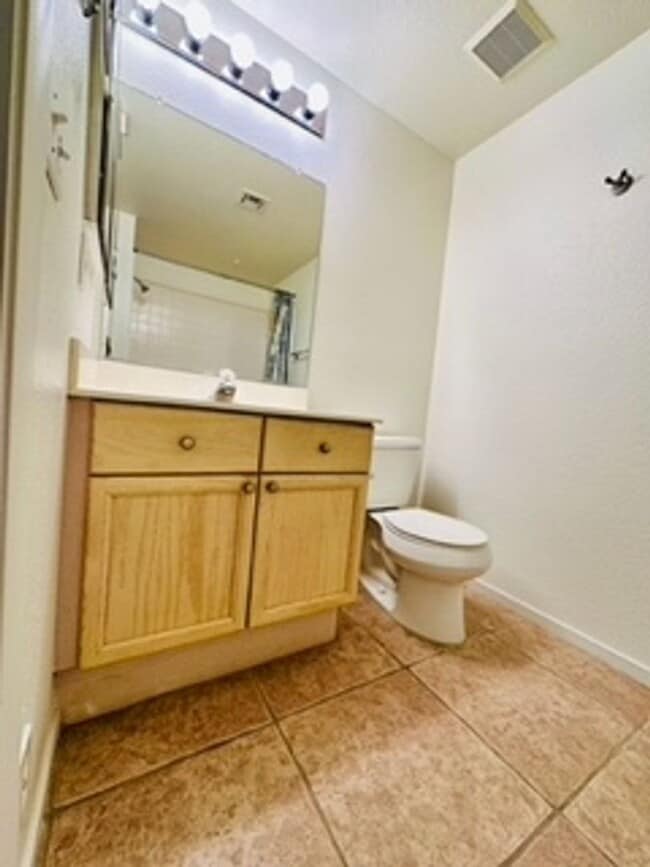 Building Photo - Cozy 1st-floor condo unit with 2 bedrooms and 2 bathrooms. Located in a guard-gated community in ...