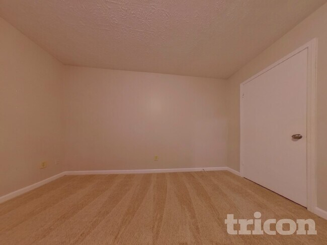 Building Photo - 6640 Valley Hill Dr