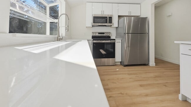 Building Photo - Fully Remodeled 2 Bed 2 Bath Front Unit in Prime Lynnwood Location