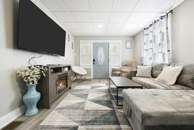 Primary Photo - 444 Oneida St