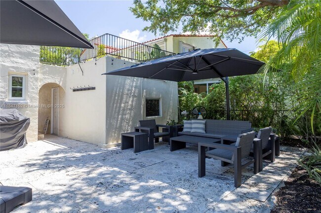 Building Photo - 604 Alcazar Ave
