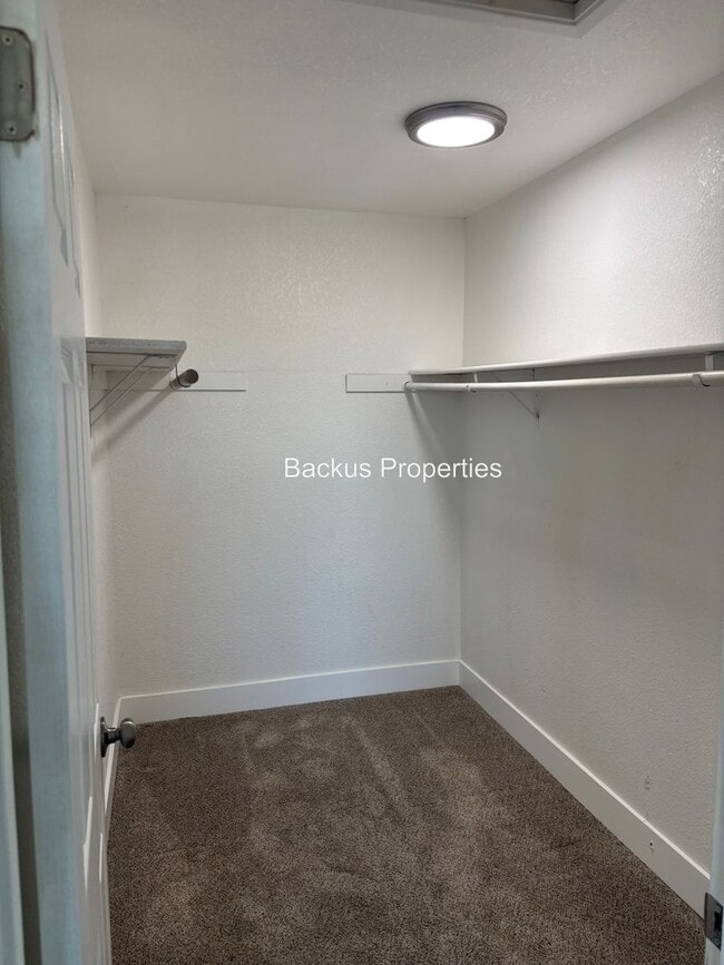 Building Photo - Updated three-bedroom unit in North Salinas