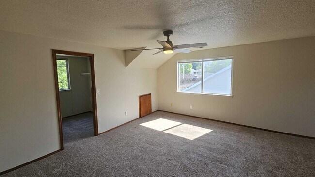 Building Photo - Spacious 2467 sq ft 4 Bedroom 2.5 Bath hom...