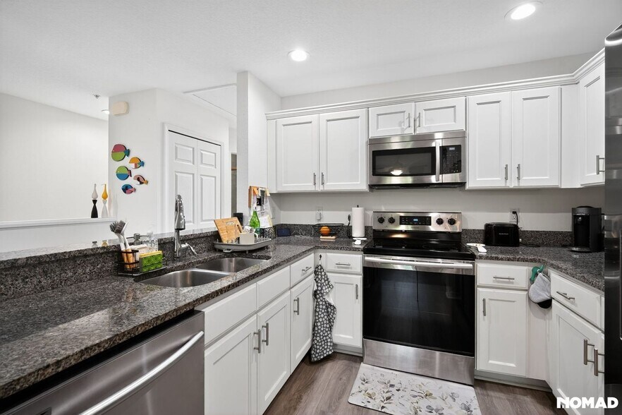 Building Photo - 2433 6th Ave Dr E