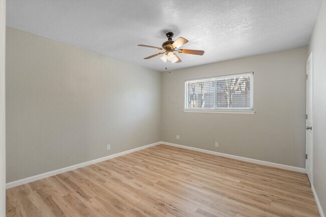 Building Photo - For Rent with Move-in Special ($1,200 off Base Rent ) | 3 Beds 2 Bath | 2 Car Garage |  NE Height...