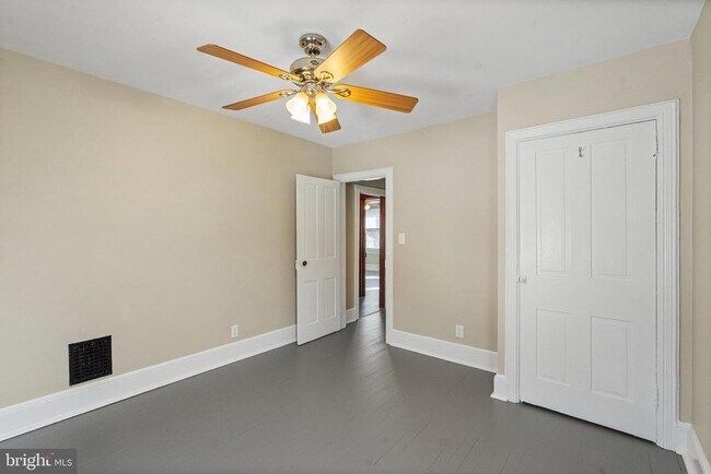 Building Photo - 923 N Main St