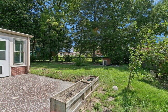 Building Photo - 700 Pelham Dr
