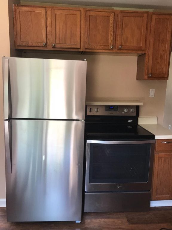 Kitchen Stainless steel appliances - 23334 Deziel St