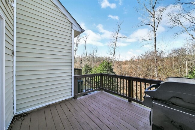Building Photo - Lovely Two Bedroom Townhome With Bonus and...