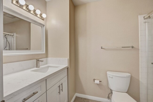 Building Photo - Upgraded 2 bedroom 2 bath upstairs condo