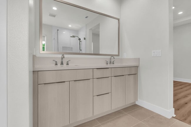 Building Photo - 720 Olivier Dr