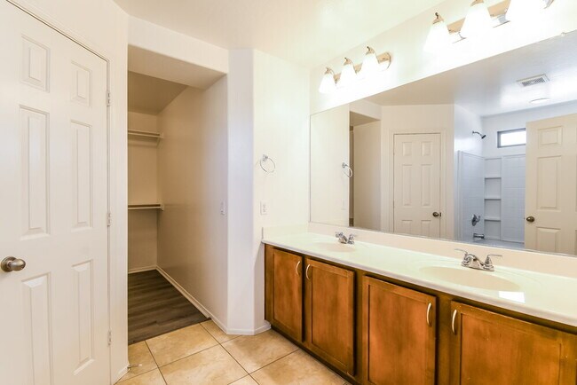 Building Photo - 5206 W Glass Ln