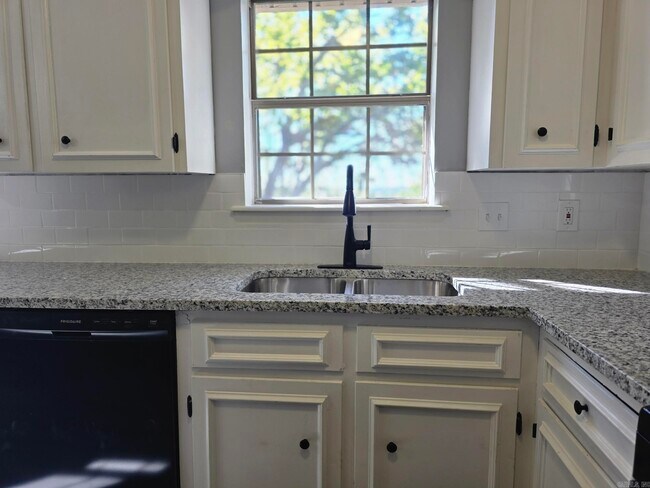 Building Photo - 216 Windhill Dr