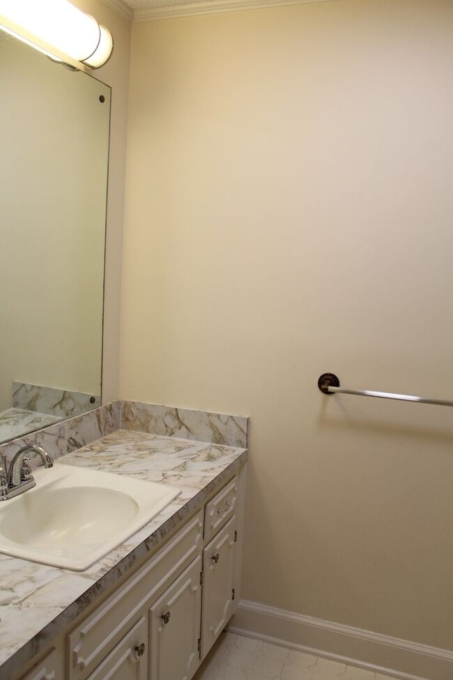 Building Photo - Spacious 4-Bedroom Home in Desirable Walnu...