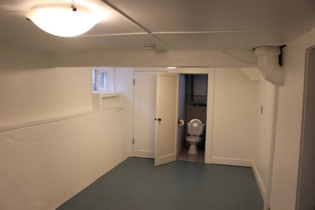 Building Photo - Charming bungalow with bonus office or Art...