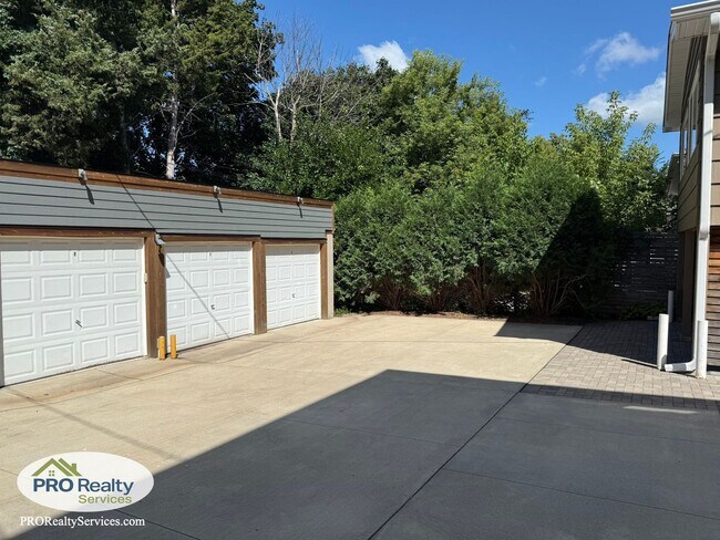 Building Photo - 2 Bedroom **$1,000 off 1 Month's Rent with...