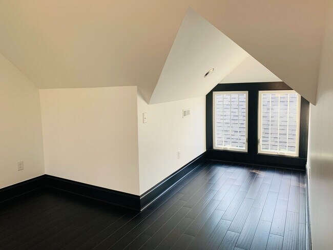 Building Photo - 3 Bedroom 2.5 Bath Just Steps from Franklin Park!!