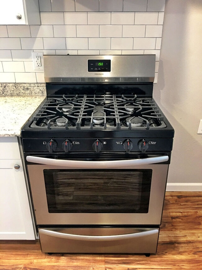 Building Photo - Beautifully Remodeled and Rent Ready.