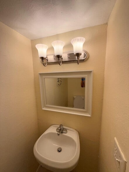 Building Photo - 8622 Cattail Dr